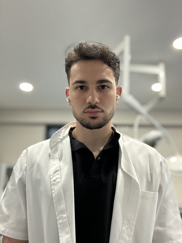 Medic tânăr în halat alb. Portret medic dentist, stomatolog. Sănătate orală, medicină.