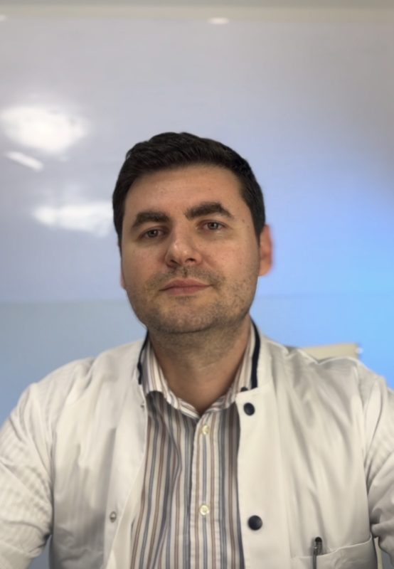 Portret medic. Doctor în halat alb, cămașă. Medicină și sănătate.