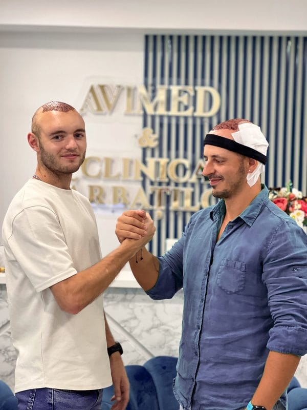 Pacienți zâmbitori după transplant de păr la Avimed. Rezultate vizibile, încredere sporită.