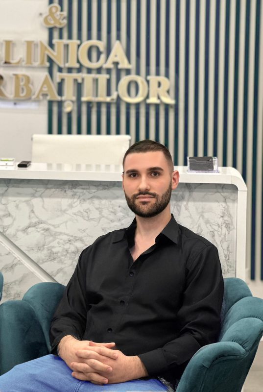 Bărbat tânăr la Clinica Bărbaților. Model masculin, eleganță, stil. Bărbat tânăr la Clinica Bărbaților. Model masculin, eleganță, stil.